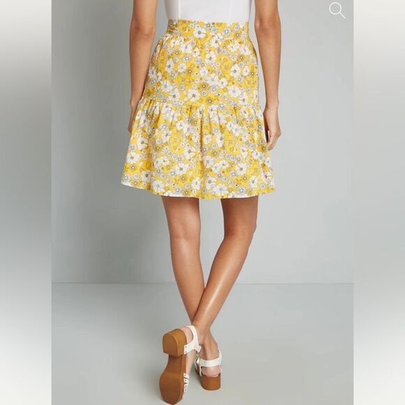 Modcloth Days in Doll Valley Tiered Skirt Yellow Skater Mini Tiered 8 NWT - Picture 3 of 12